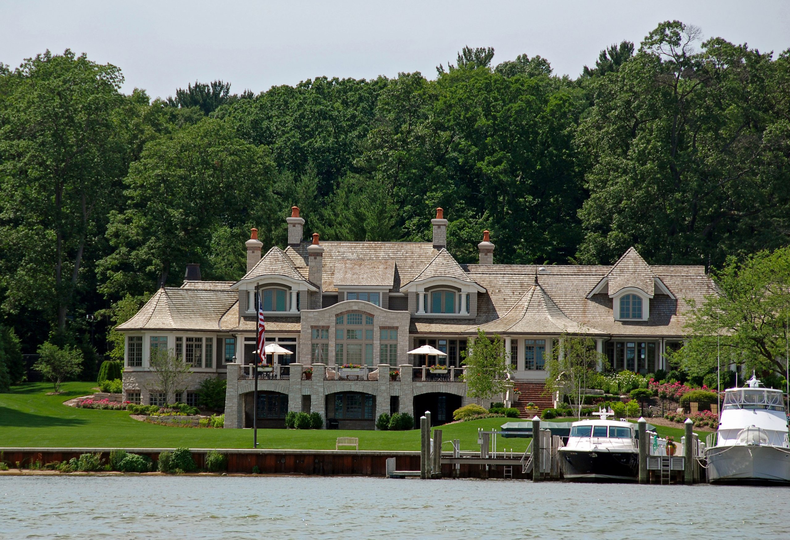Luxury,Estate,With,Yachts,On,Lake
