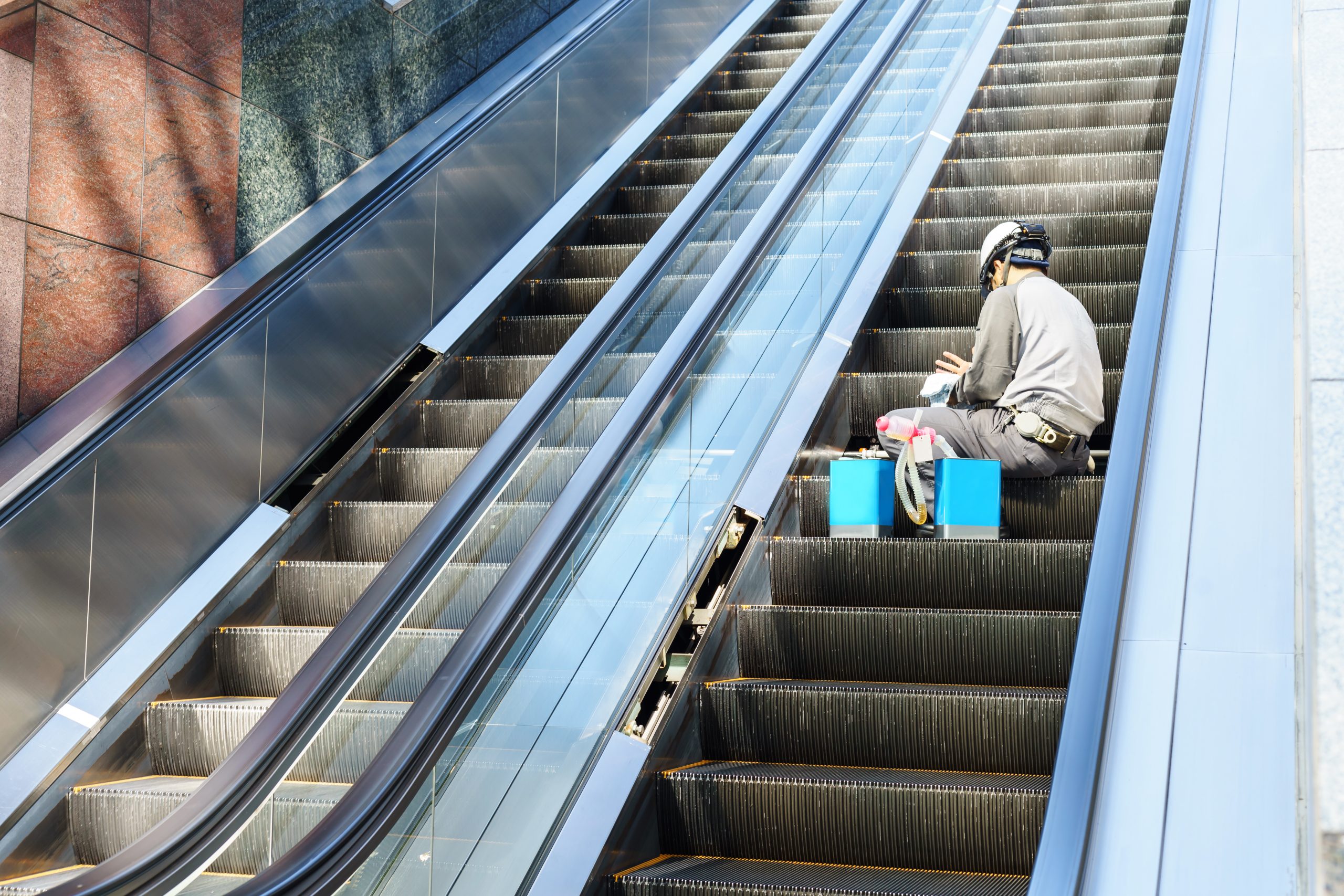 Technician,Maintenance,Of,Escalators