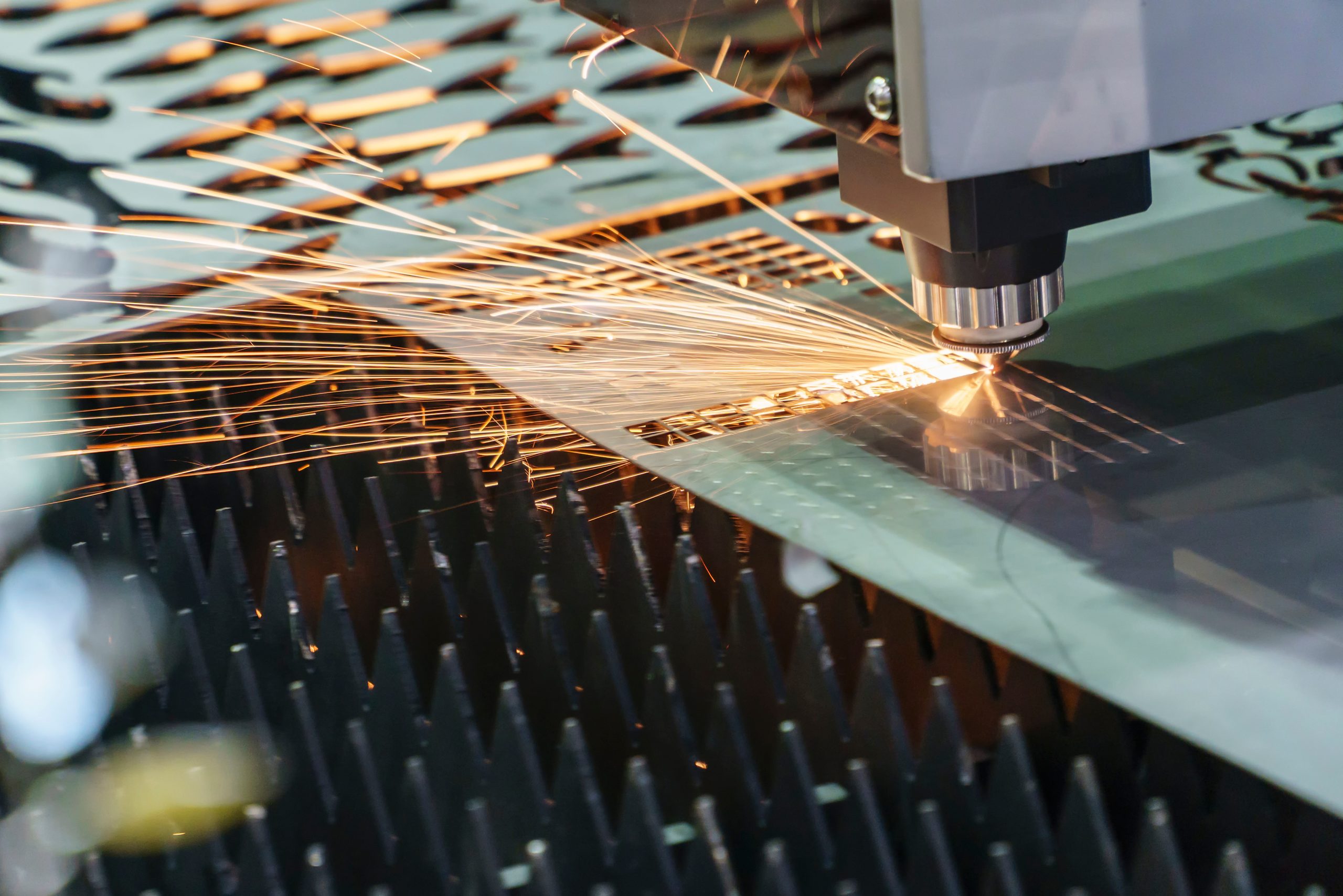 The,Fiber,Laser,Cutting,Machine,Cutting,The,Sheet,Metal,Plate